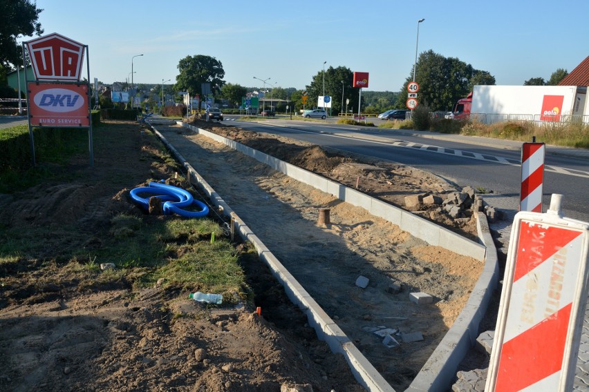 W Sępólnie ruszyła budowa ścieżki pieszo-rowerowej przy DW...