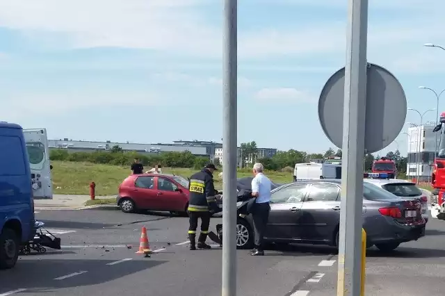 Na obserwację trafiły też dwie osoby z innego pojazdu, Łącznie w wypadku uczestniczyło 9 osób. Według straży pożarnej, nikt nie odniósł poważniejszych obrażeń.