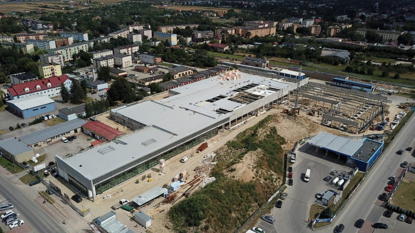 Budowa Centrum Handlowego "Sekunda" w Jędrzejowie idzie pełną parą. Zobaczcie zdjęcia i film z drona