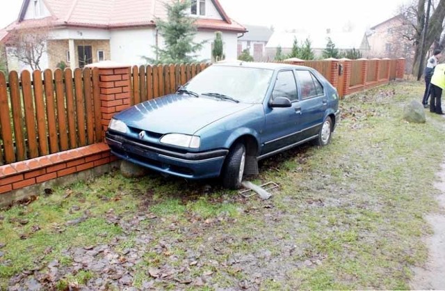 Auto otarło się jeszcze o ogrodzenie