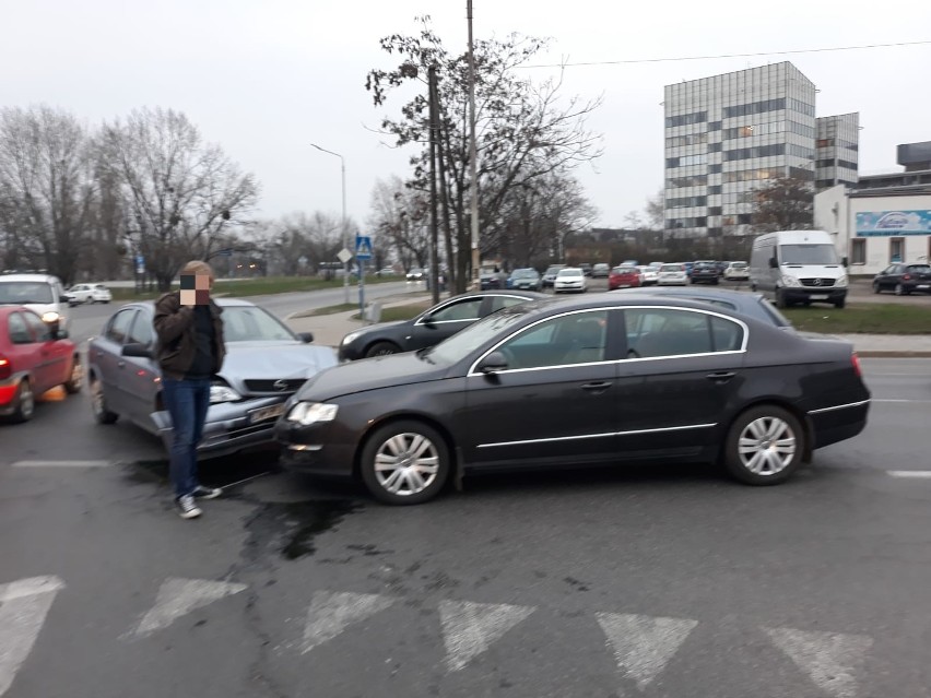 Wypadek na placu Wróblewskiego. Utrudniony przejazd (ZDJĘCIA)