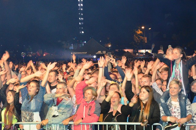 Wczoraj (piątek, 13.07) rozpoczęły się Dnia Bytowa. Z tej okazji na bytowskim stadionie odbyła się gala disco polo. Publiczność mogła usłyszeć takie gwiazdy muzyki disco polo jak: MaSza, Andre, Youpiter, Freaky, M.I.G., Boys. Dni Bytowa potrwają do niedzieli. Dzisiaj (sobota, 14.07) zaśpiewa Sylwia Grzeszczak. Relacja w piątkowym "Głosie Bytowa/Miastka".