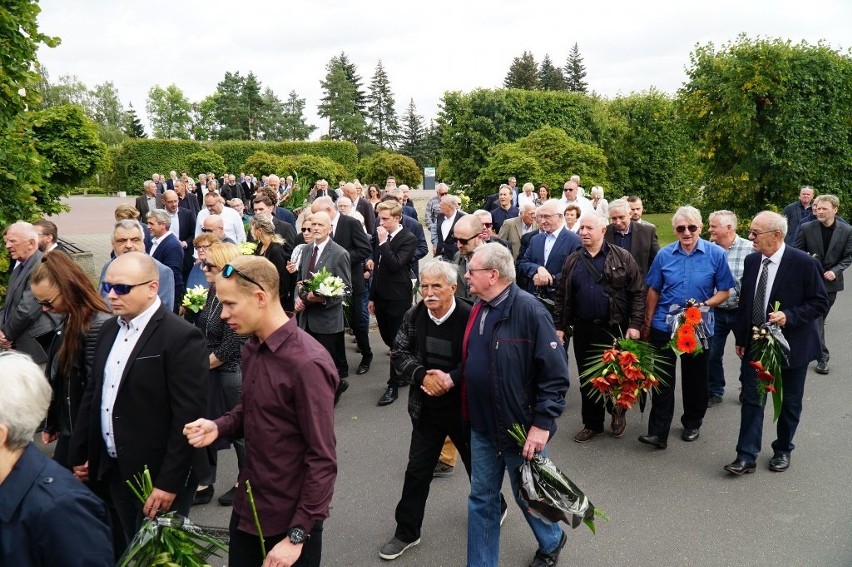 Kilkaset osób w piątkowe południe pożegnało na cmentarzu...