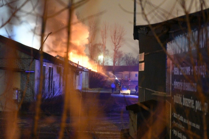 Pożar budynku w Toruniu. Z ogniem przy ul. Grudziądzkiej walczyło 20 zastępów strażaków