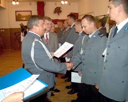 Jeden z promowanych policjantów, Dariusz Kalicki z sekcji ruchu drogowego, otrzymał awans na starszego sierżanta. Jak powiedział "n" nigdy nie zamieniłby swojej pracy na inną.