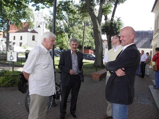 Jan Kozłowski (z lewej) jest w Chojnicach częstym gościem, więc nic dziwnego, że witano go serdecznie