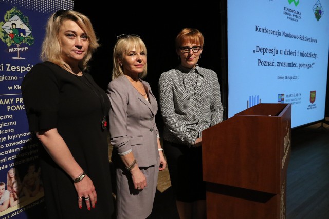 Doktor Kamila Lenkiewicz, profesor Jolanta Półrola Parol oraz doktor  Anna Hajdukiewicz w czasie konferencji naukowo szkoleniowej  na temat zapobieganiu depresji i samobójstwom.