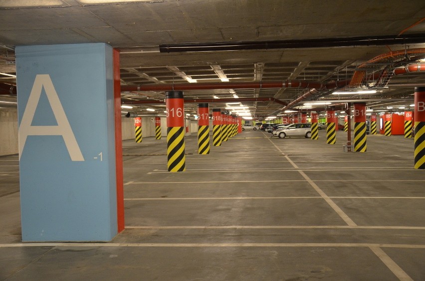Parking podziemny przy Dworcu Głównym prawie zawsze jest pusty [ZDJĘCIA]