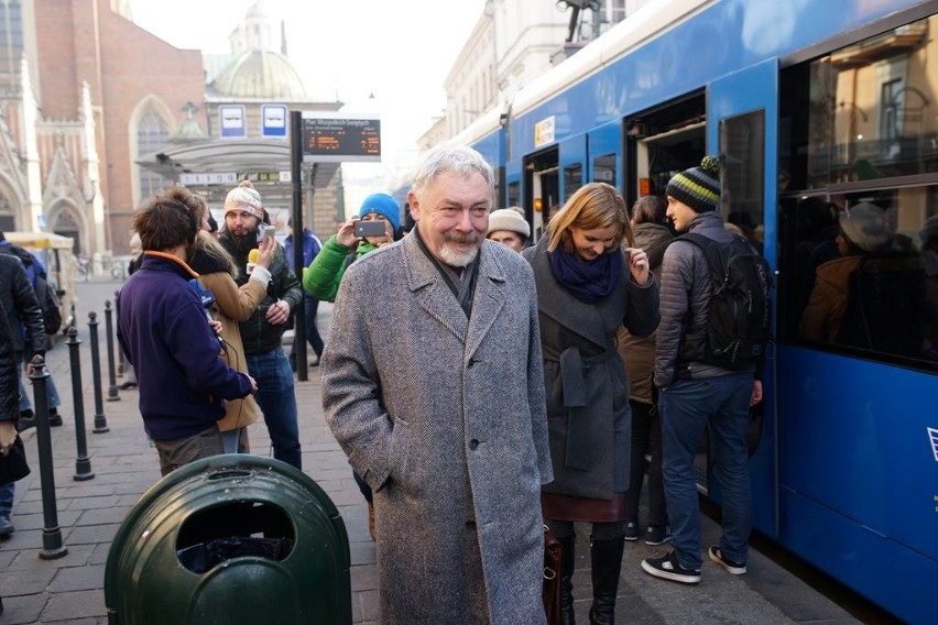 Kraków. Prezydent Jacek Majchrowski do pracy przyjechał tramwajem. Apeluje do mieszkańców