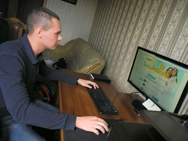 Pomysł na biznes. Ustczanin zainwestował w Tanie NoclegiArtur Nowiński pracuje głównie przy komputerze i z telefonem przy uchu. Ale musi też wygospodarować czas na spotkania z kontrahentami.
