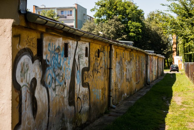 Podobne &quot;dzieła sztuki&quot; możemy znaleźć w mieście na każdym kroku. Niestety, ze street artem nie mają one wiele wsp&oacute;lnego.