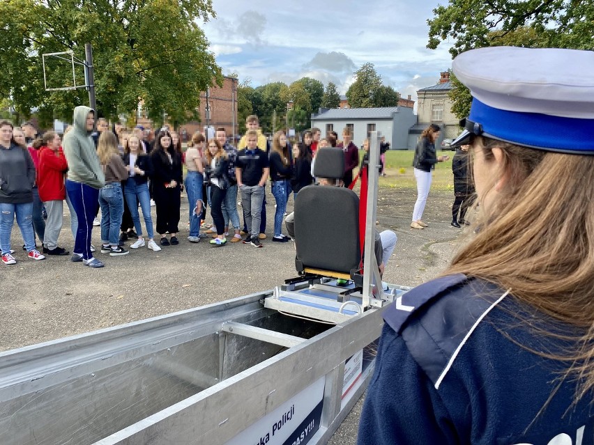 Policjanci z Zambrowa wzięli udział w Roadpol Safety Days. Funkcjonariusze przeprowadzili warsztaty z uczniami ZSA [ZDJĘCIA] 