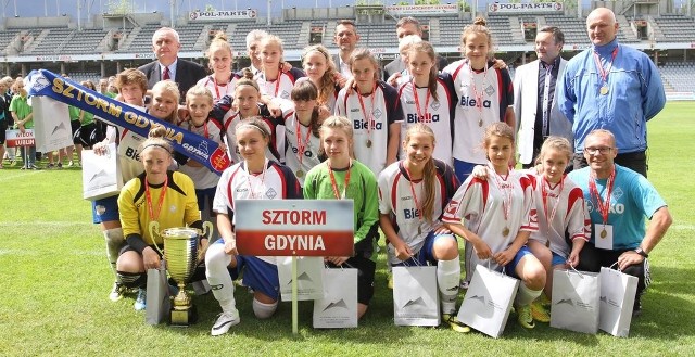 Zwycięska ekipa Sztormu Gdynia z pucharem, medalami i nagrodami.