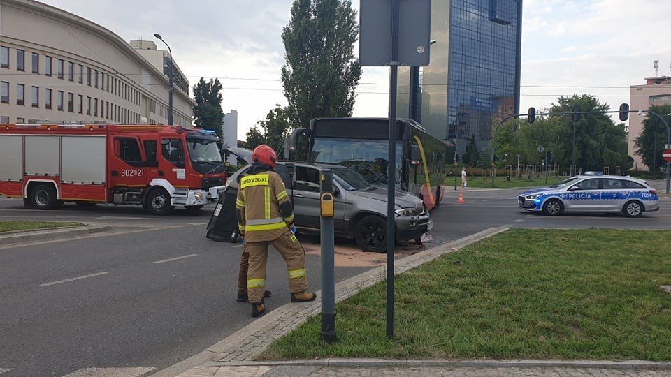 Wypadek w centrum Łodzi. Autobus zderzył się z BMW