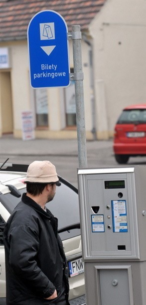 Jeszcze kilka dni temu niektórzy przechodnie ze zdziwieniem przyglądali się parkomatom stojącym na ulicach miasta