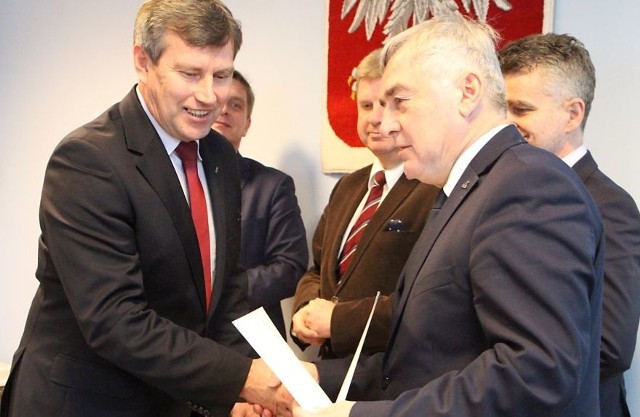 Zbigniew Kierkowski, starosta pińczowski odebrał promesę z rąk wicewojewody Andrzeja Bętkowskiego.