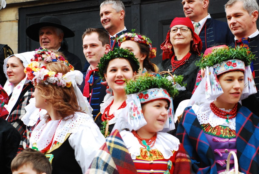 W Bytomiu-Rozbarku święcili pokarmy wielkanocne w strojach...