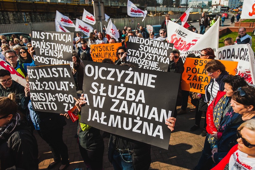 Pikieta Solidarności przed Pomorskim Urzędem Wojewódzkim w...