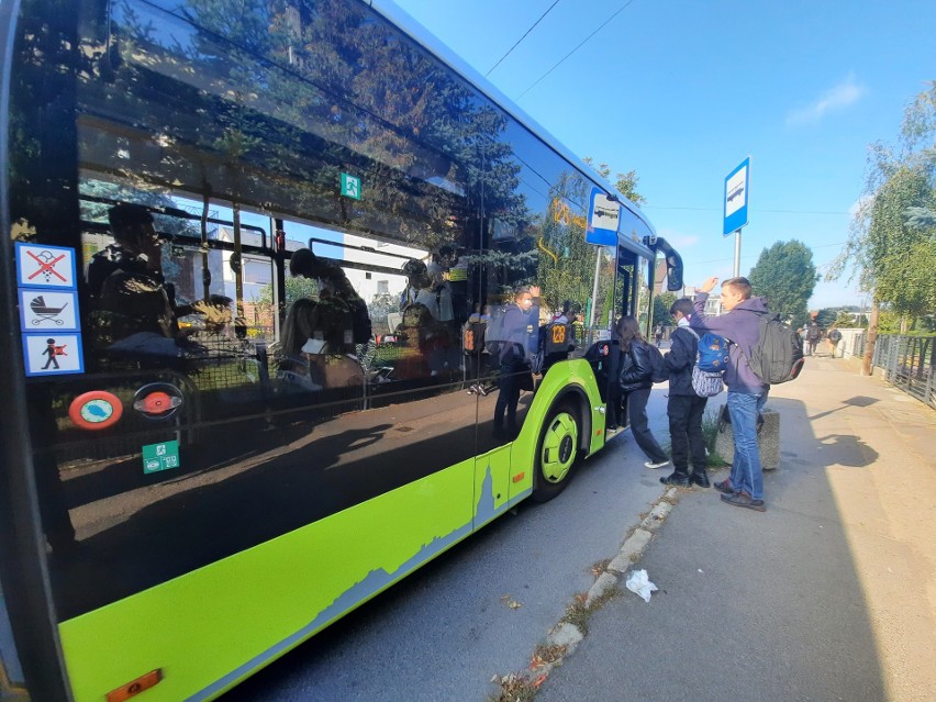 Czasem autobusem jedzie tylko kilka osób, czasem nie ma...