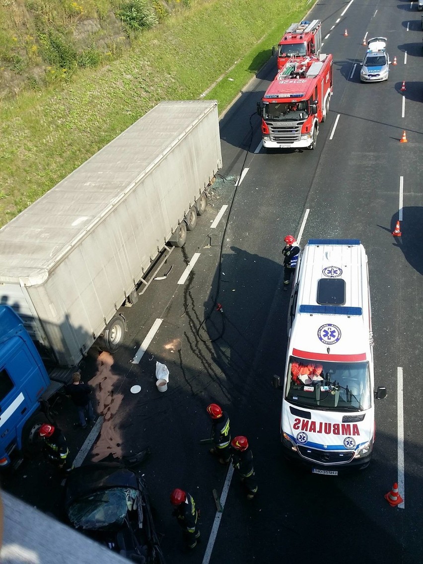 Wypadek na DTŚ w Chorzowie. Ogromny korek! Opel omega zderzył się z cieżarówką [ZDJĘCIA]