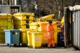 Dlaczego ostatnio śmieci drożeją - przyczyny to m.in. rosnące ceny paliw i pensji. Raport resortu klimatu