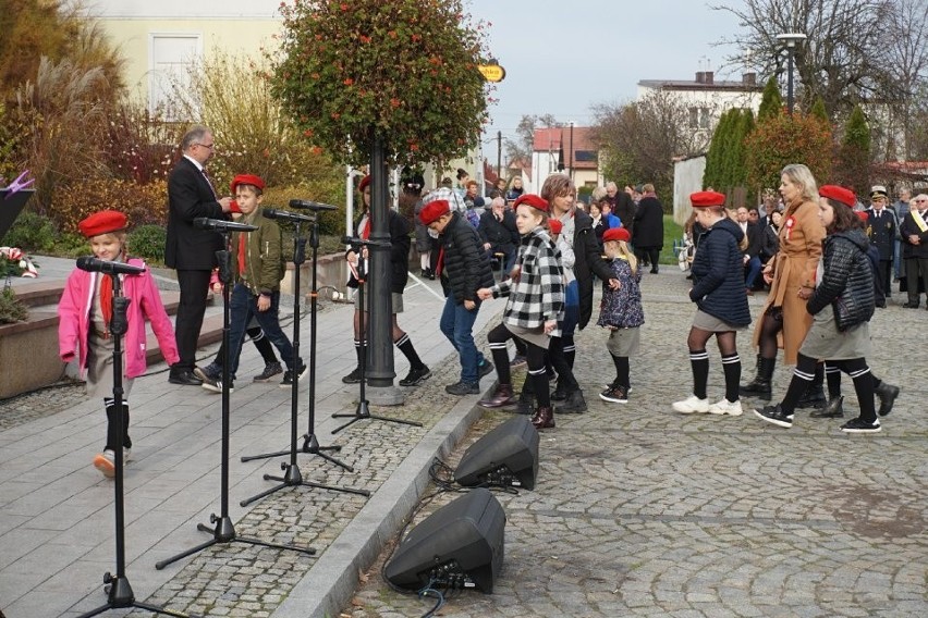 Tłumy mieszkańców uczestniczyły w obchodach Narodowego Święta Niepodległości w Ożarowie. Zobacz zdjęcia