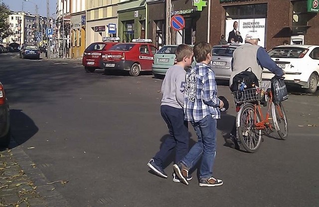 Na ul. Chopina kierowcy parkują auta według własnego uznania, a piesi mają problemy z bezpiecznym przejściem na drugą stronę jezdni.