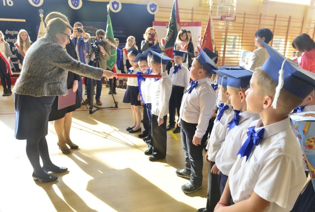 W czasie jubileuszu pierwszaki z Małęczyna złożyły szkolne ślubowanie. Na uczniów pasowała ich minister Anna Zalewska.