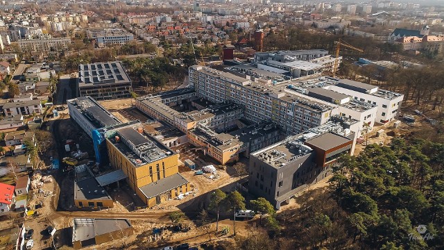 Trwa rozbudowa kompleksu Wojewódzkiego Szpitala Zespolonego w Toruniu. Do końca roku planowane jest zakończenie budowy czterech dużych gmachów oraz kilku mniejszych obiektów. Koszt inwestycji to 560 mln zł, z czego 200 mln zł przeznaczone będzie na nowoczesny sprzęt medyczny i wyposażenie. Zobaczcie imponujący rozmach tej rozbudowy na zdjęciach z drona! >>>>>>>Opracował: Adrian StelmaszykPolecamy: Ile kosztuje powiększenie biustu i poprawa nosa? Cennik operacji plastycznych w Kujawsko-PomorskiemWarto zajrzeć: Toruńskie osiedla z drona. Zobacz czy widać twój dom