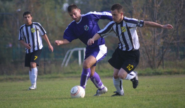 Marcin Liszka (z prawej) był jednym z piłkarzy Wieczystej, gdy poprzednio grała w IV lidze. To już jednak zdjęcie z czasów "okręgówki"