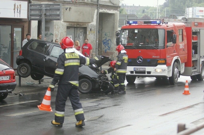 Wrocław: Wypadek na ul. Dubois. Renault zawisło na słupkach (ZDJĘCIA)