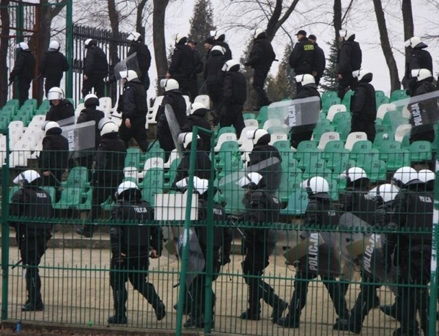 Policjanci z Mazowsza ćwiczyli w Radomiu zabezpieczenie meczów piłkarskich. 