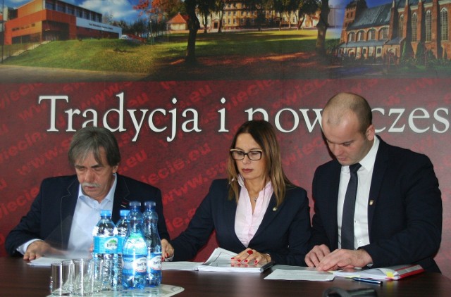 Burmistrz Tadeusz  Pogoda, skarbnik Marzenna Rzymek oraz wiceburmistrz Krzysztof Kułakowski podczas wczorajszej konferencji