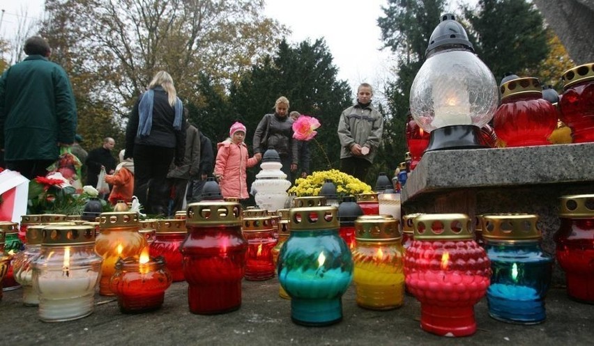 Wszystkich Świętych w Szczecinie. Gdzie parkować, jakie ulice zamknięte, komunikacja miejska [INFORMATOR]