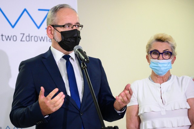Minister Niedzielski podczas konferencji w Wielkopolskim Centrum Onkologicznym w Poznaniu.