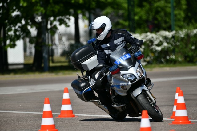 Prowadzenia sprawnościowe motocykla służbowego po wyznaczonym torze i przejazd po równoważni to najbardziej widowiskowy element rywalizacji