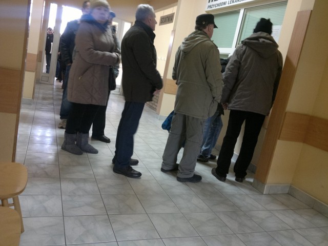 Orła Białego: Pacjenci czekają pod przychodnią od 5.30 [WIDEO]