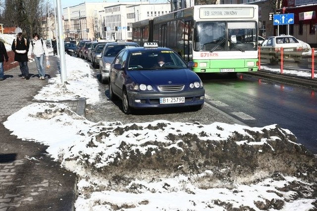 Taksówkarze dostają mandaty, bo parkują poza wyznaczonym miejscem. Wszystko dlatego, że ich postój nadal jest zaśnieżony.