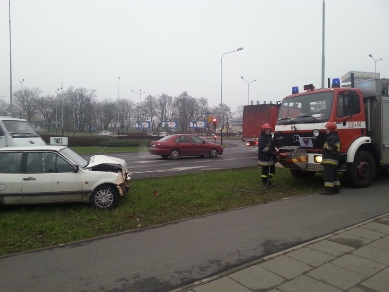 Wypadek na rondzie Biłyka. Volkswagen uderzył w autobus MPK