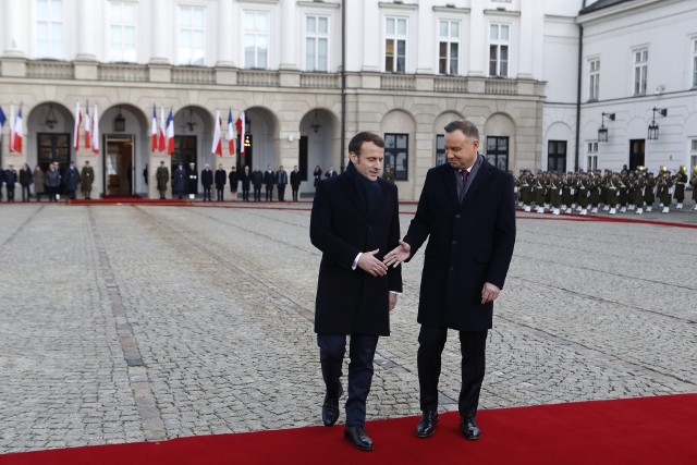 Jak prezydent z prezydentem. Emmanuel Macron witany w Warszawie przez Andrzeja Dudę.