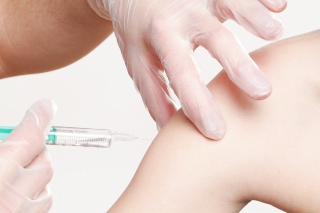 W środy i piątki w hali OSiR we Włocławku prowadzone są szczepienia przeciwko koronawirusowi adresowane do dzieci w wieku 12-15 lat