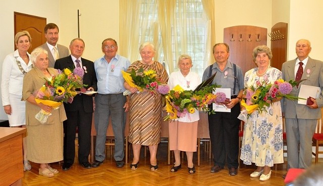 Irena i Tadeusz Łuszczyńscy, Aleksandra i Józef Pająkowie, Władysława i Czesław Kwietniowie oraz Teresa i Henryk Muzejowie z wiceburmistrzem jerzym Rąbalskim i kierownik USC Danutą Augustyniak.