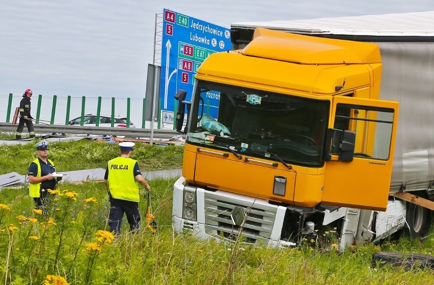 Karambol na A4 przy węźle Bielany. Potężne utrudnienia po zderzeniu ciężarówki i 3 aut osobowych