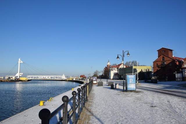 W zimowe dni Ustka może pochwalić się nieskazitelnym błękitem nieba nad samym morzem. W mieście bywa różnie