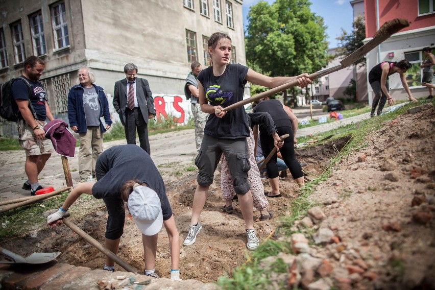 Wolontariuszki szukają ruin spalonej synagogi Alte Szil w Łodzi [ZDJĘCIA]