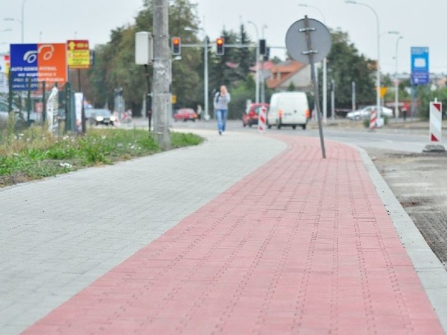 Chodnik przy ulicy Sienkiewicza w Tarnobrzegu, tuż za skrzyżowaniem bezkolizyjnym zmienił swoje oblicze.