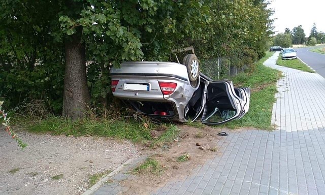 W poniedziałek (16 września) doszło do wypadku w Głobinie. Kierowca samochodu osobowego stracił panowanie nad pojazdem. Zjechał z drogi i dachował. Jak udało się nam ustalić, mężczyzna prowadził auto pod wpływem alkoholu.