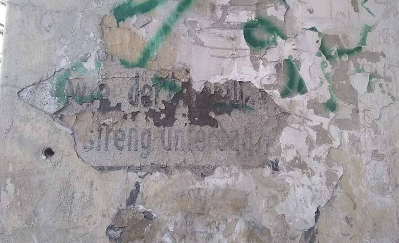Mapa zachowanych niemieckich napisów na murach i kamienicach we Wrocławiu jest już gotowa. Jak ją zdobyć?