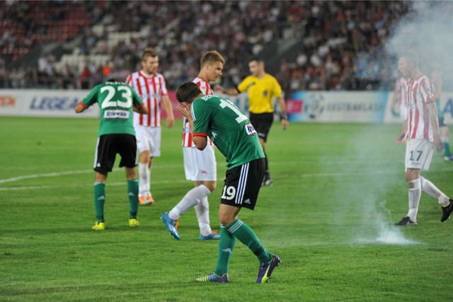 Cracovia - Legia. Moment rzucenia petardy na boisko.