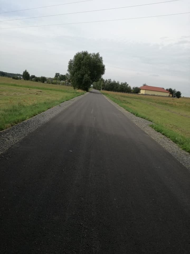 Remont drogi Pokrzywianka-Łukawica, w gminie Bogoria oficjalnie zakończony. Wykonano prawie 1,5 kilometra nowego asfaltu [ZDJĘCIA]